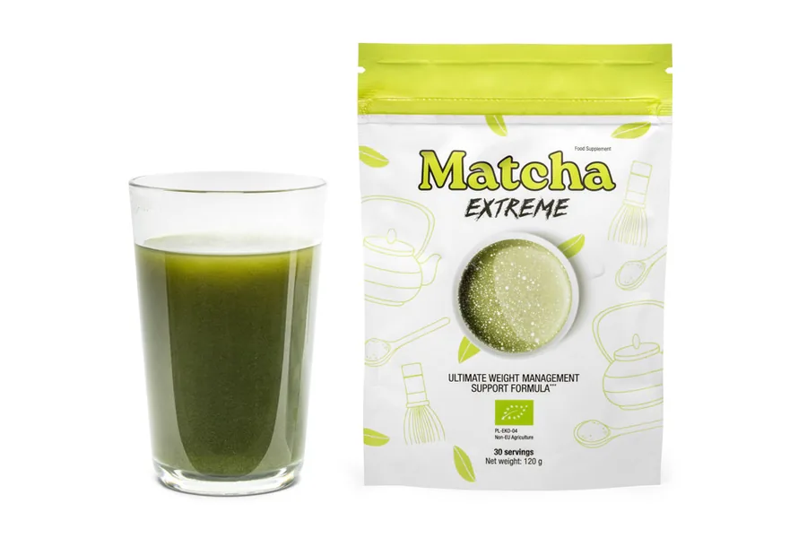 Verre de Matcha Extreme préparé, devant le sachet